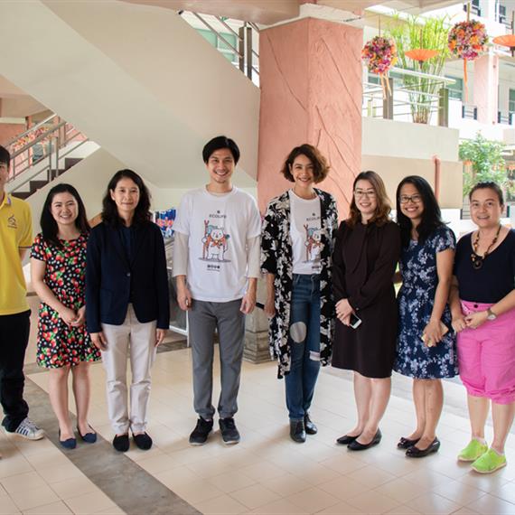 คณะศิลปศาสตร์ ให้การต้อนรับคุณนุ่น ศิรพันธ์ และ คุณท็อป พิพัฒน์ ในระหว่างการเดินทางไปประชาสัมพันธ์ ECOLIFE Application ลดการใช้พลาสติกในมหาวิทยาลัยพะเยา